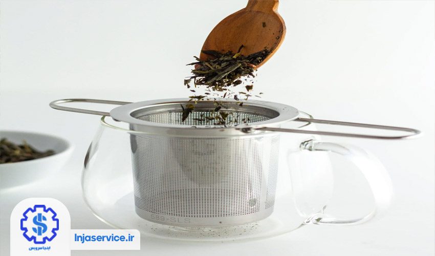 ریختن چای خشک درون فیلتر چای ساز